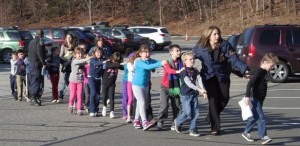 Crianças sendo retiradas de massacre Connecticut (EUA)